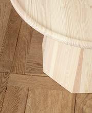 Load image into Gallery viewer, Pine Coffee Table